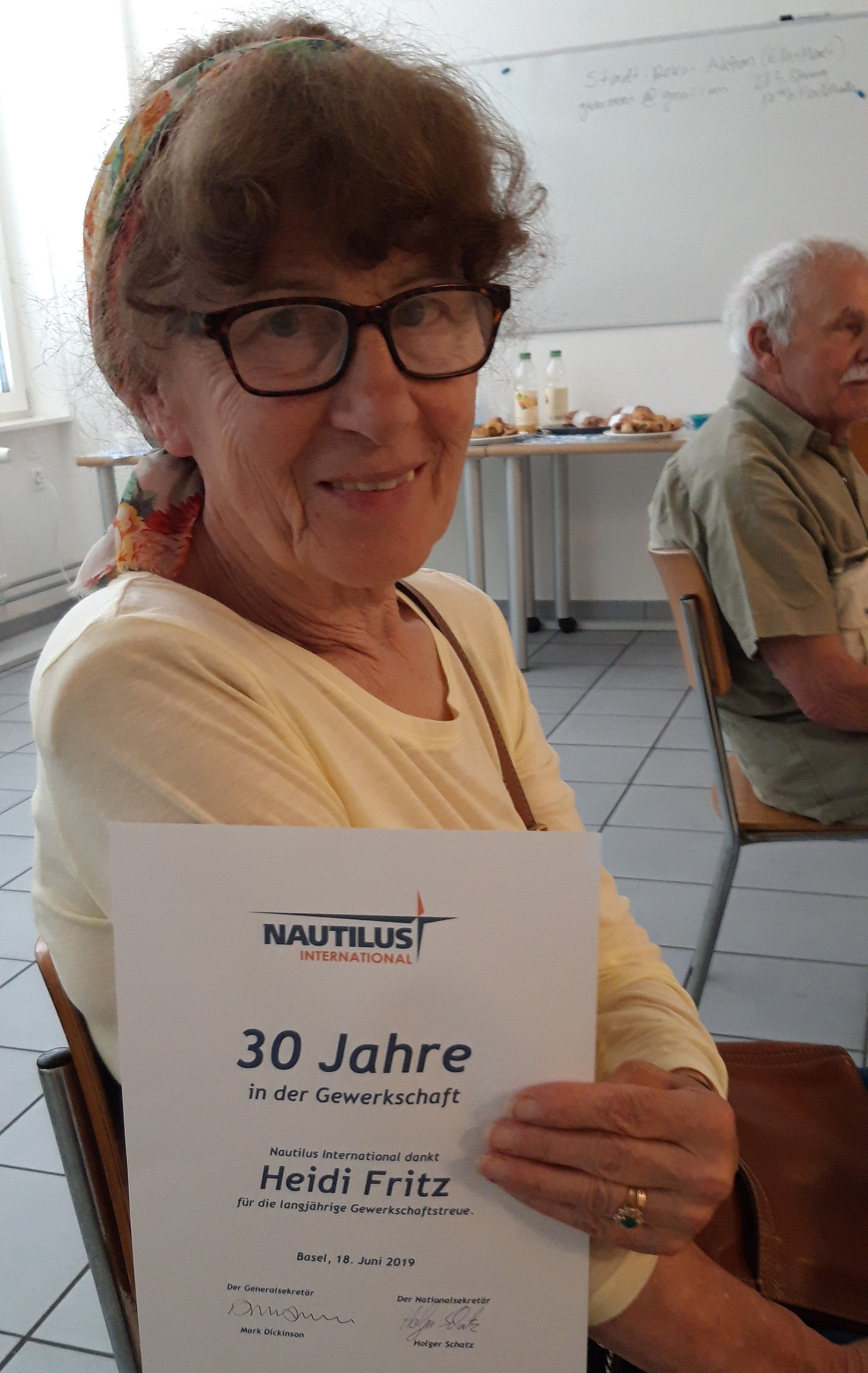 Image: Swiss branch member Heidi Fritz with her certificate commemorating 30 years of Union membership. Image: Swiss branch member Heidi Fritz with her certificate commemorating 30 years of Union membership.