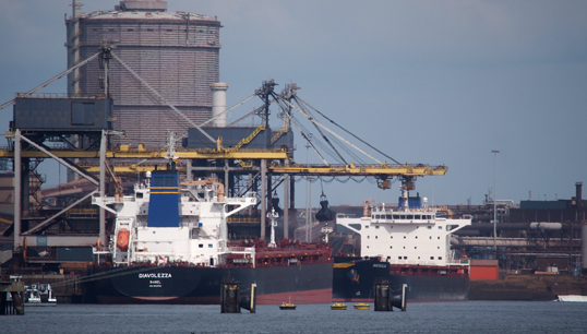 Der Container- und Frachtverkehr auf den Weltmeeren ist eine Tatsache und die Schweiz ist so oder so daran beteiligt. Image: Wikimedia Commons/Alf van Beem Image:Der Container- und Frachtverkehr auf den Weltmeeren ist eine Tatsache und die Schweiz ist so oder so daran beteiligt. Image: Wikimedia Commons/Alf van Beem